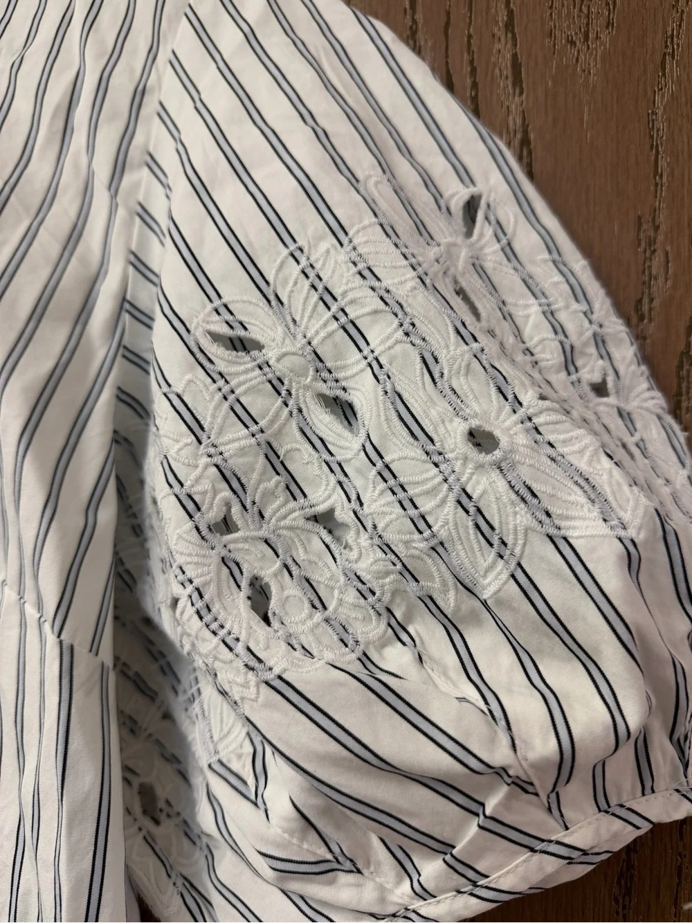 J CREW SIZE 8 Eyelet puff-sleeve shirt in striped cotton poplin CT095